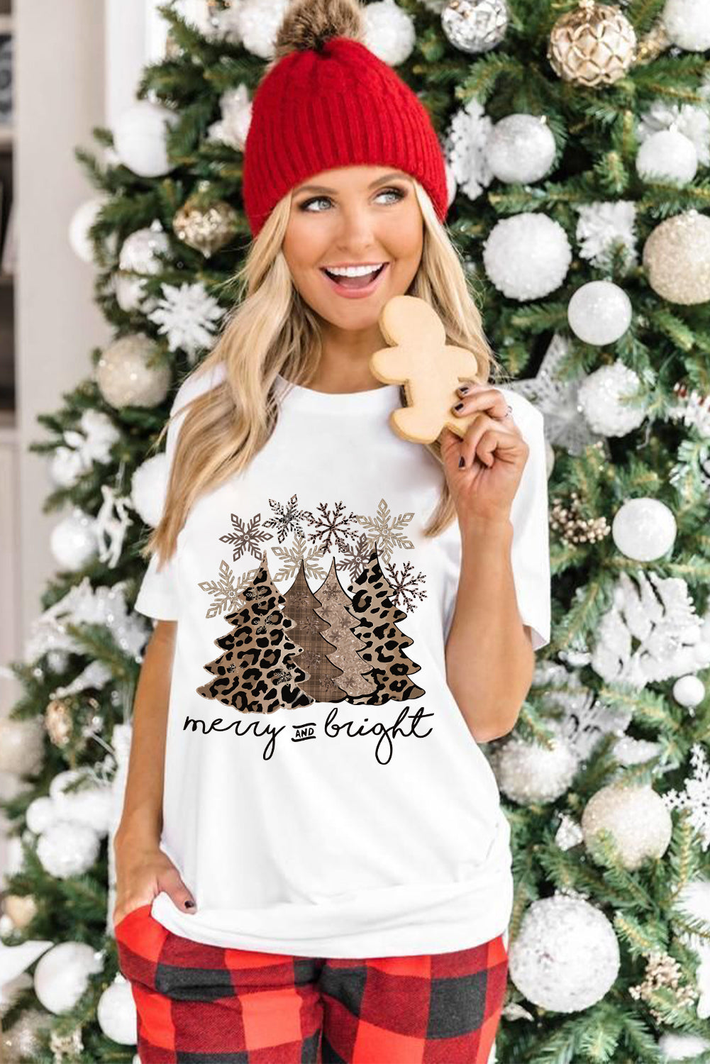 Camiseta de cuello redondo con estampado de árbol de Navidad y leopardo blanco