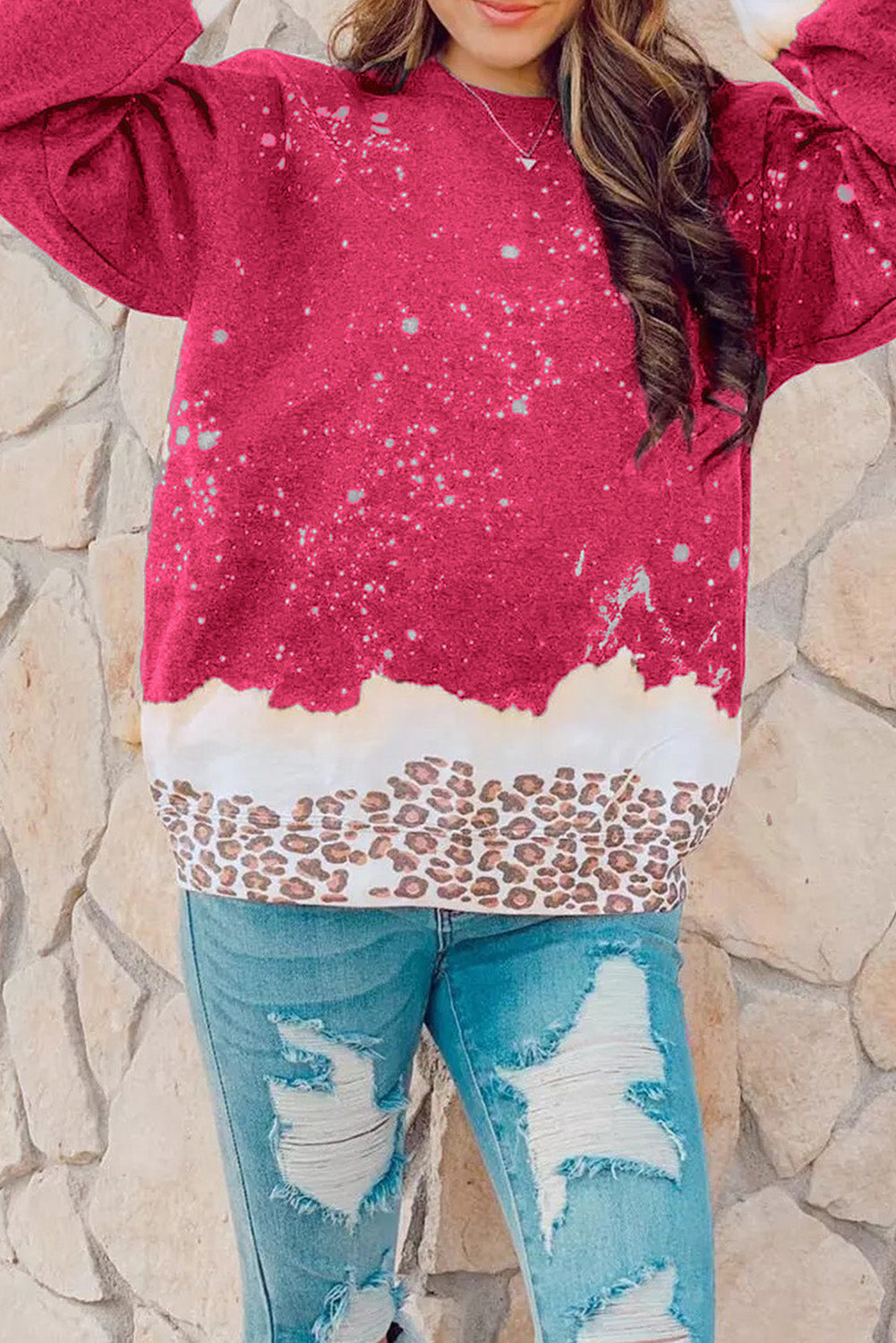 Sudadera con estampado navideño de leopardo y nieve en color negro 