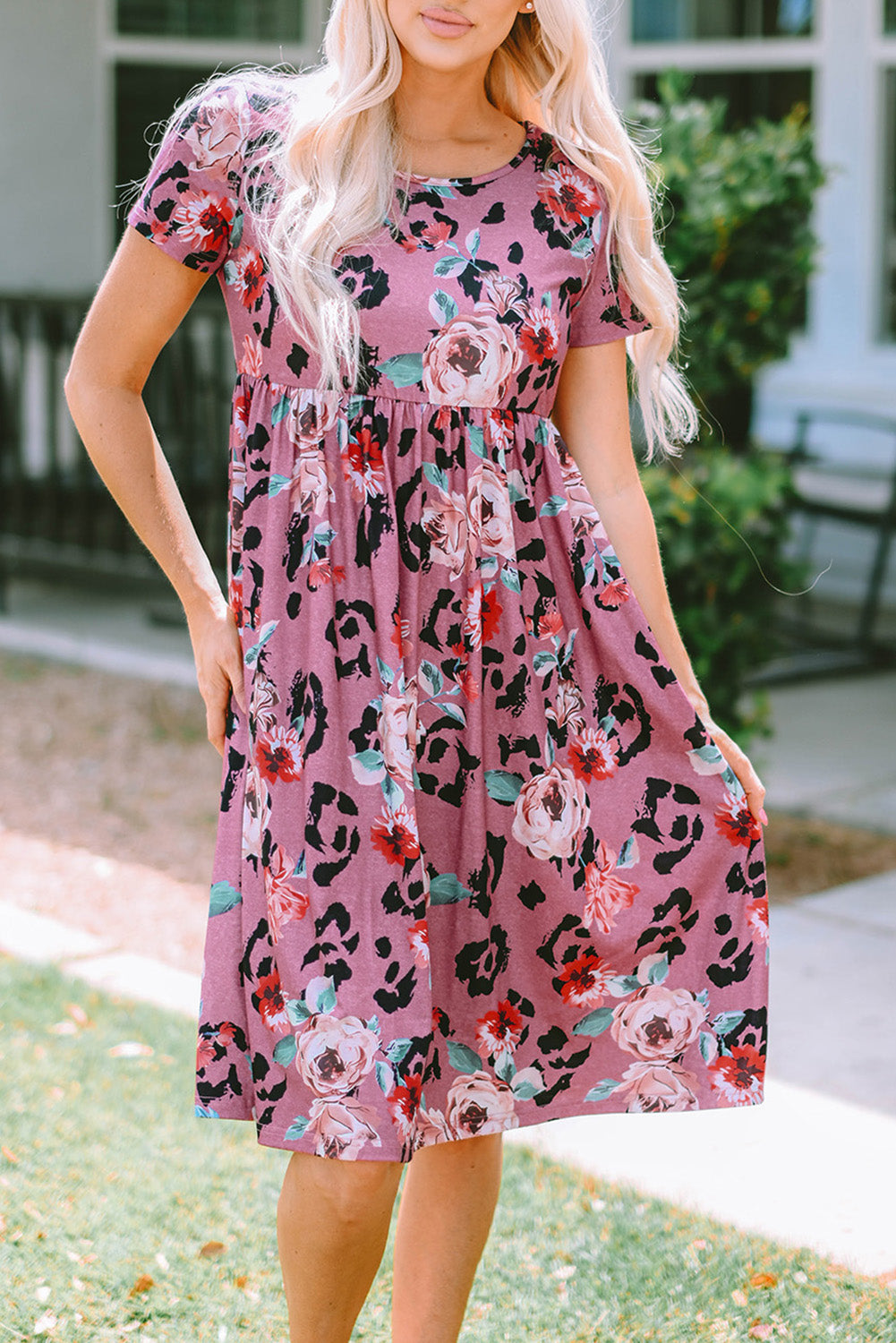 Vestido acampanado de manga corta con estampado de leopardo rojo