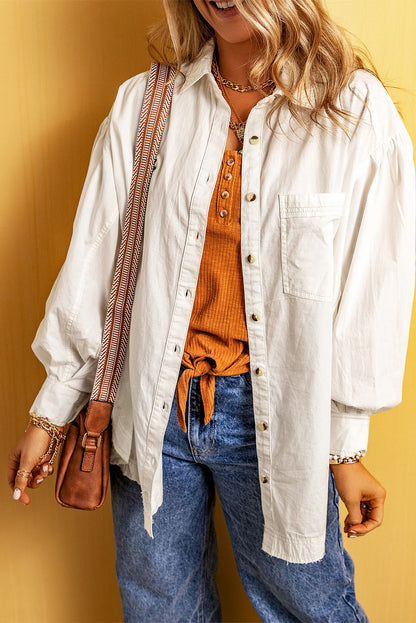 Camisa blanca con bolsillos y mangas abullonadas y hombros caídos