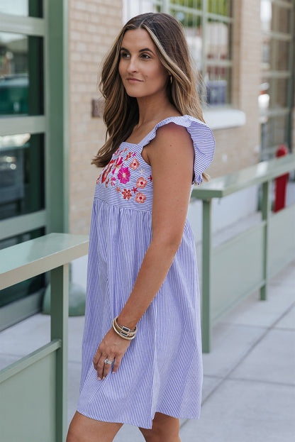 Vestido corto sin mangas con volantes, rayas y bordado floral en azul cielo