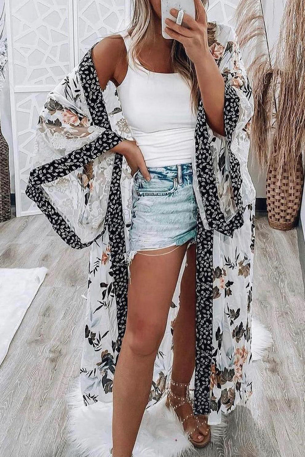 Kimono tipo kimono con mangas de murciélago, retazos de encaje y estampado floral blanco 