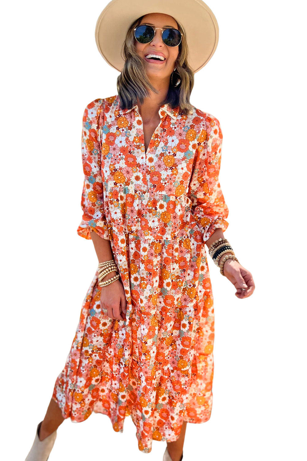 Vestido bohemio amarillo con cuello, manga larga y volantes con estampado floral