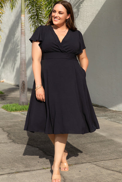 Vestido midi negro de talla grande con escote en V y mangas con vuelo 