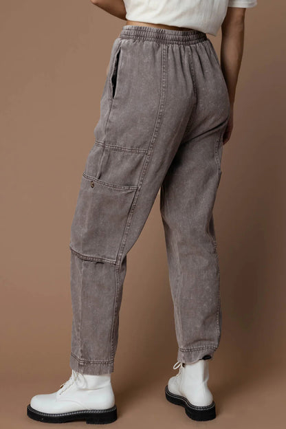 Pantalones con cintura con cordón y múltiples bolsillos y lavado ácido en color gris 