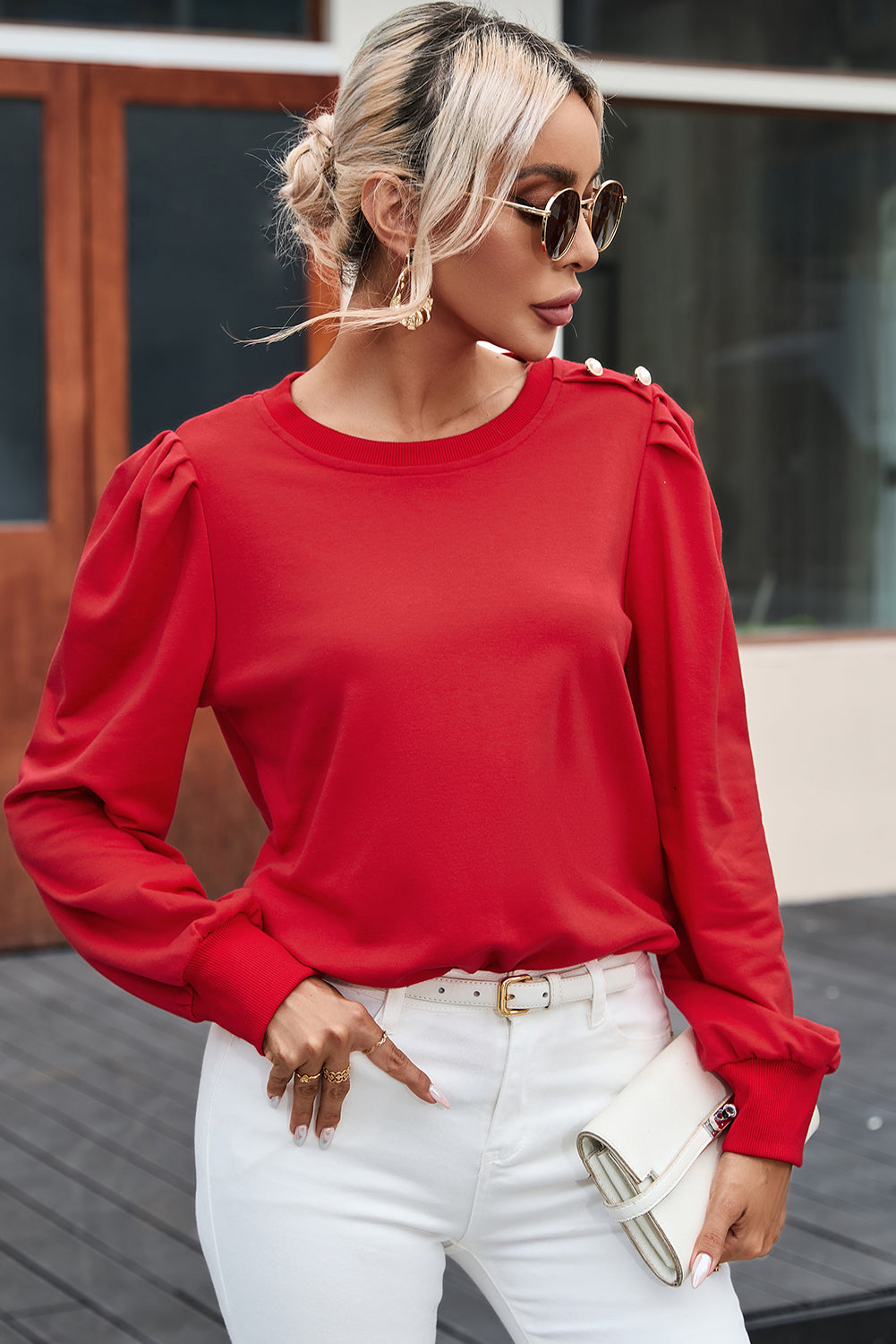 Blusa de manga larga con detalle de botón rojo