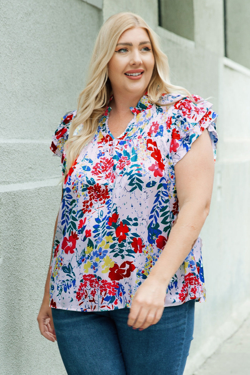 Blusa con escote en V, mangas cortas y volantes con estampado floral en color rojo