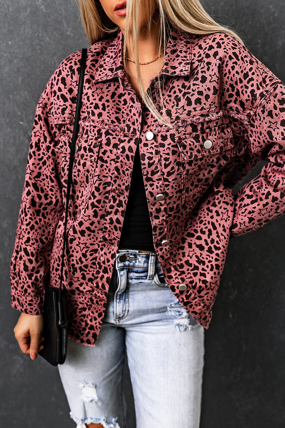 Chaqueta vaquera con botones y estampado de estrellas y lunares de color rosa 