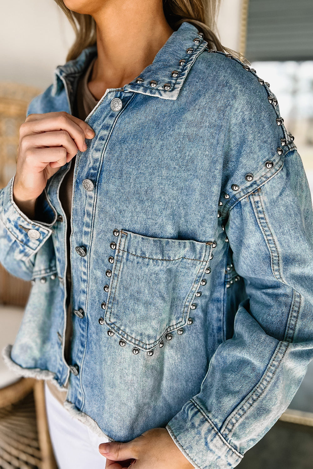 Chaqueta vaquera con lavado ácido y tachuelas en color azul cielo