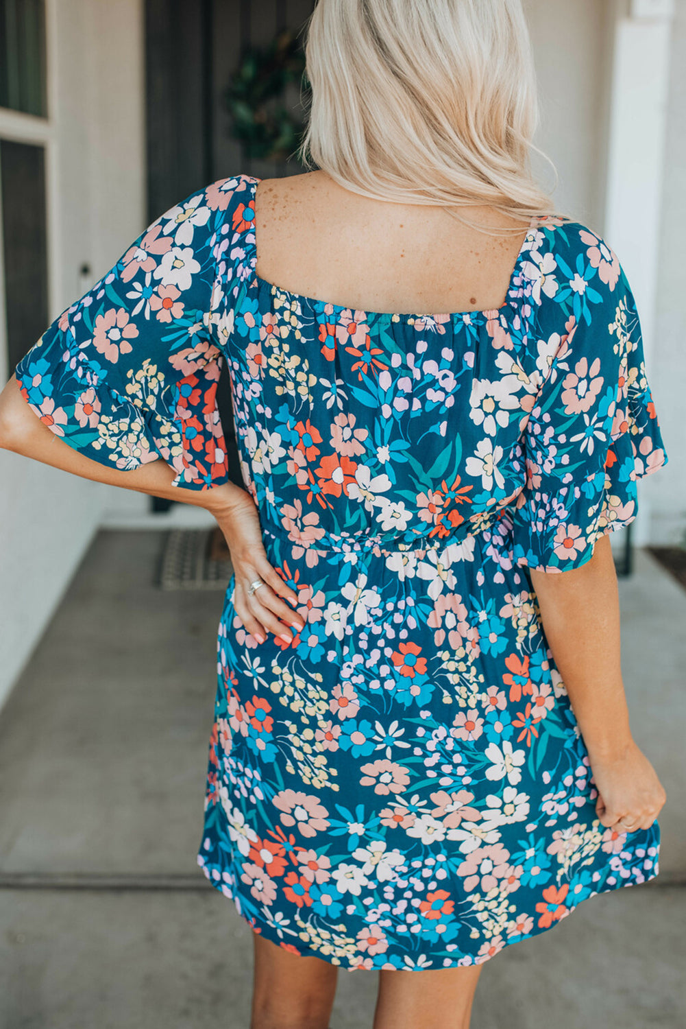 Vestido floral con volantes y escote cuadrado en color azul