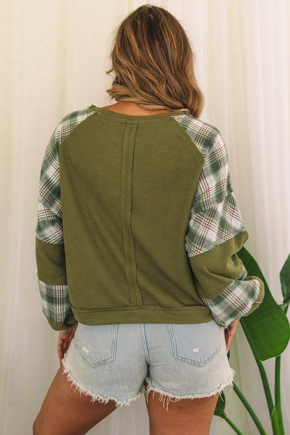 Blusa de punto gofre con costuras expuestas y mangas abullonadas con parche de cuadros verdes