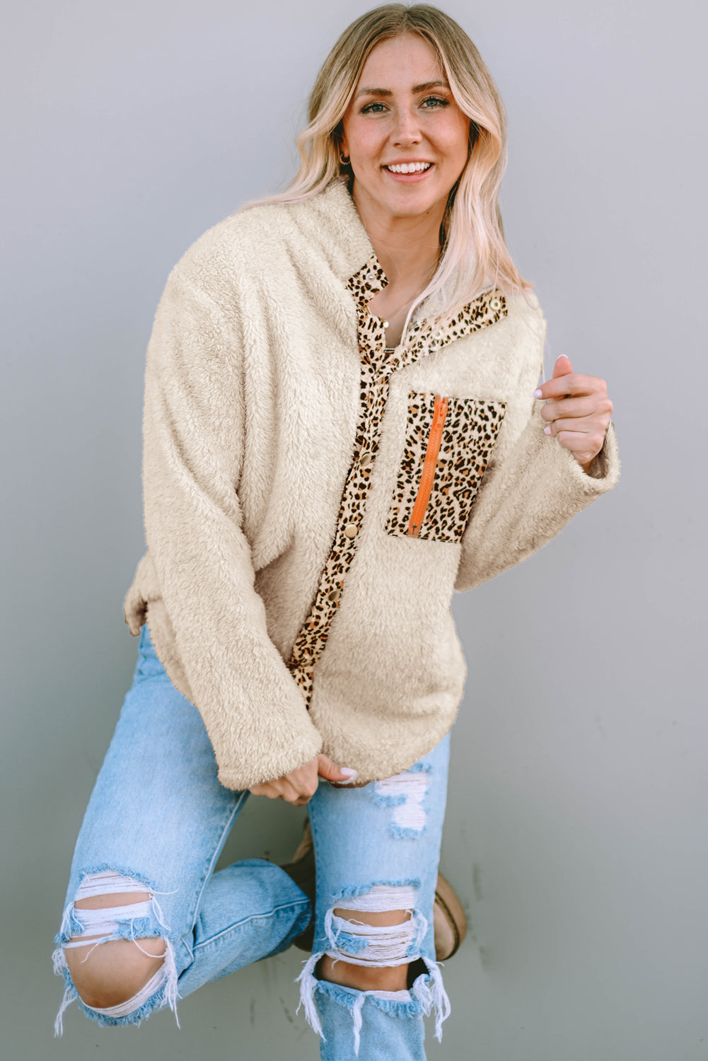 Chaqueta polar con bolsillos con cremallera y parche de leopardo en color albaricoque