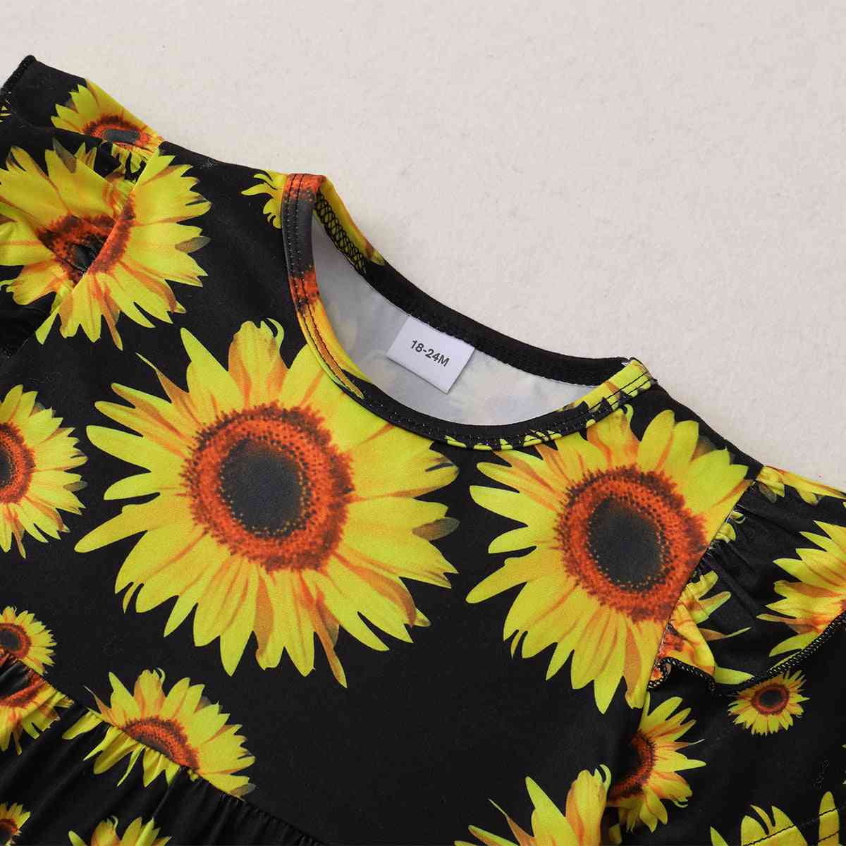 Conjunto de top con estampado de girasoles y pantalones cortos de mezclilla desgastados