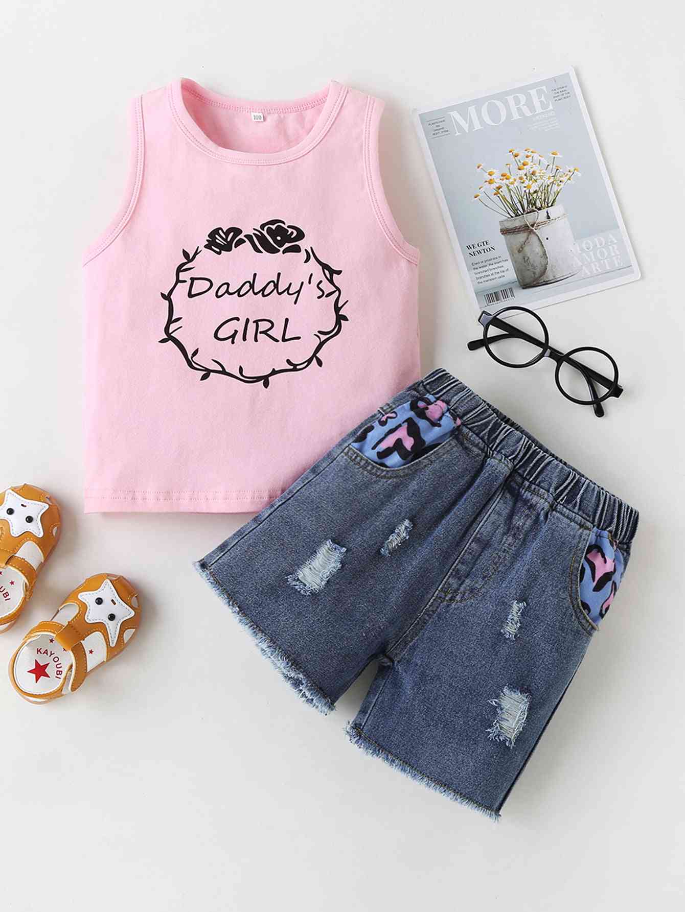 Conjunto de camiseta sin mangas con estampado gráfico y pantalones cortos de mezclilla con dobladillo sin rematar de DADDY'S GIRL