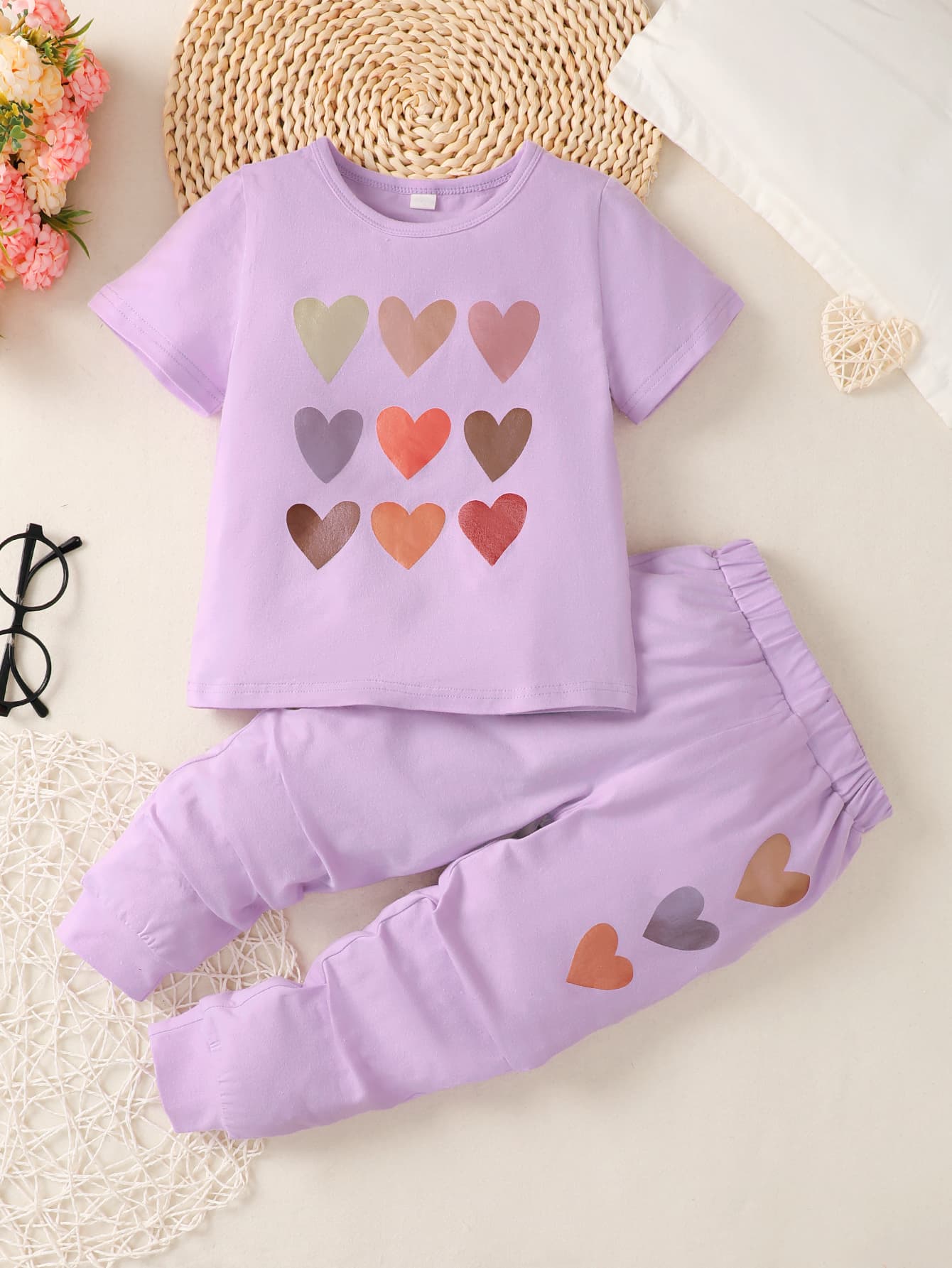 Conjunto de camiseta y joggers con estampado de corazones para niñas