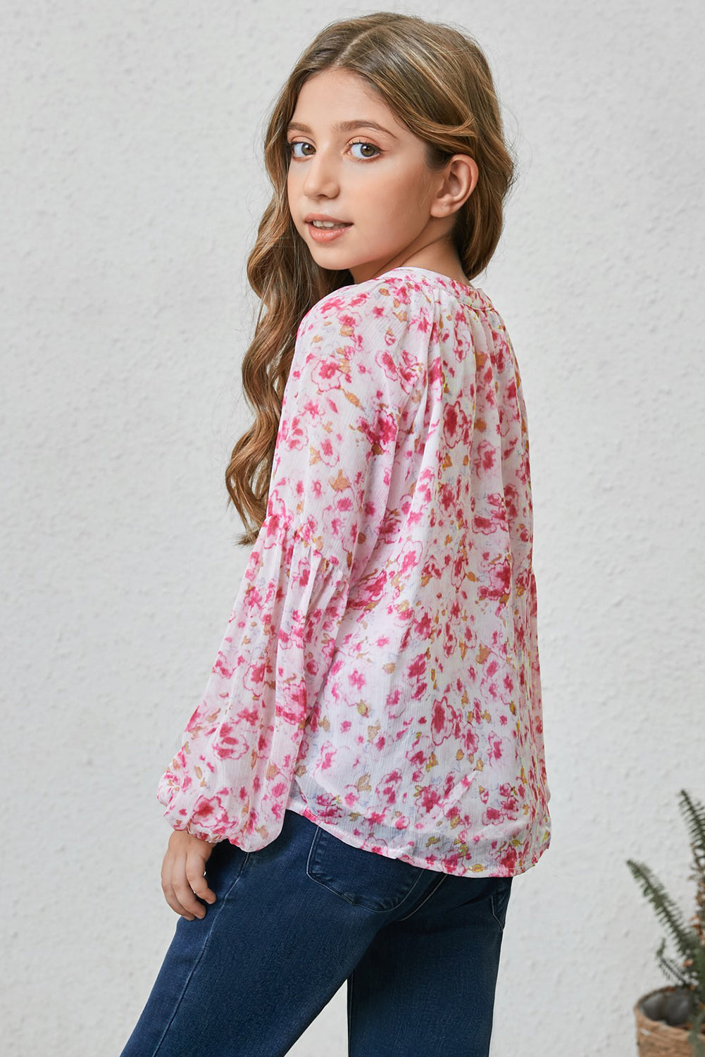 Blusa estampada con cuello entallado y mangas abullonadas para niñas