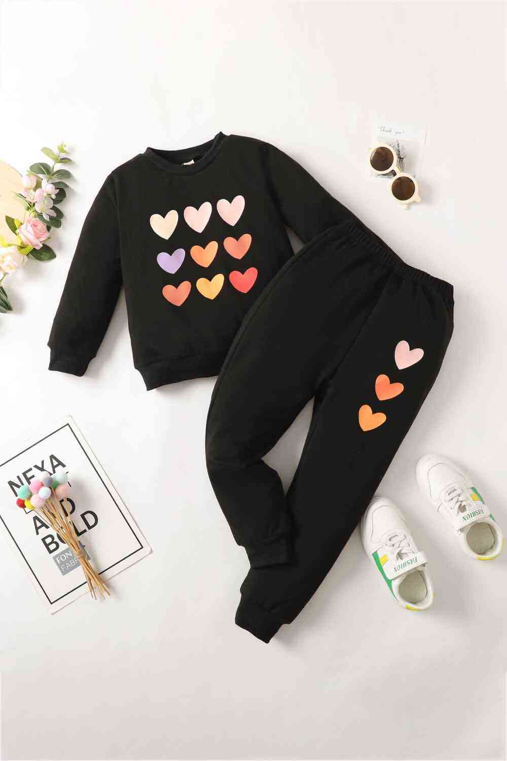 Conjunto de sudadera y joggers con gráfico de corazón para niños