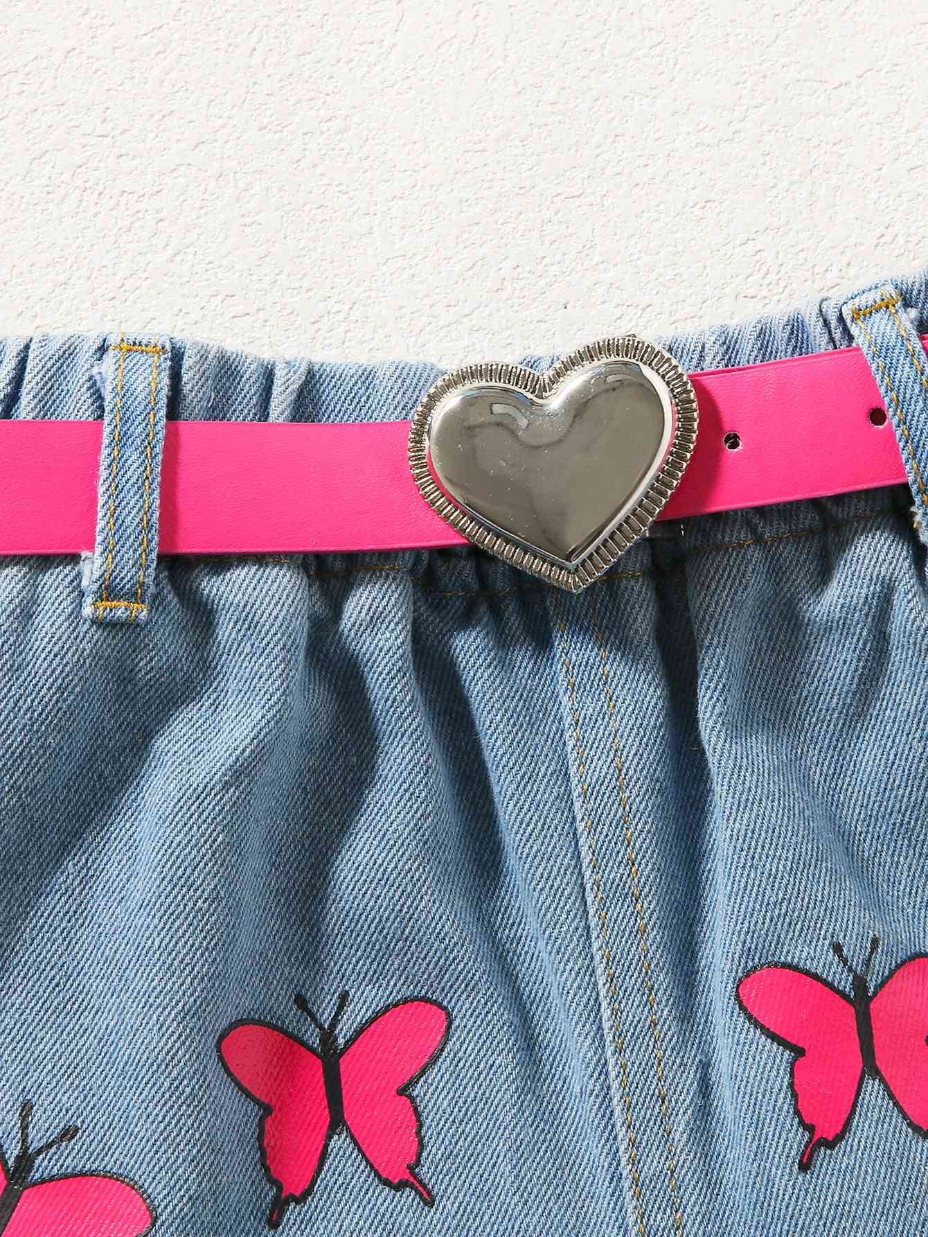 Conjunto de top con estampado de mariposas y pantalones cortos vaqueros con cinturón