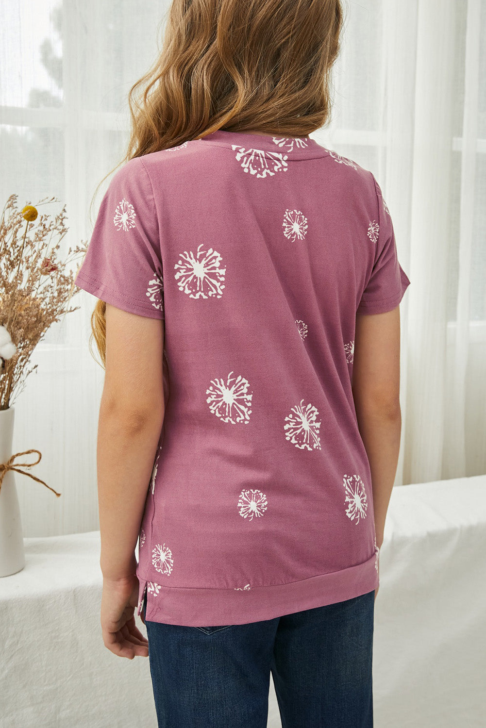 Girls, let your style bloom with this dandelion print t-shirt! Boasting 95% polyester and 5% spandex for a comfy, long-lasting fit, it's an ideal choice for 4-13 year olds!