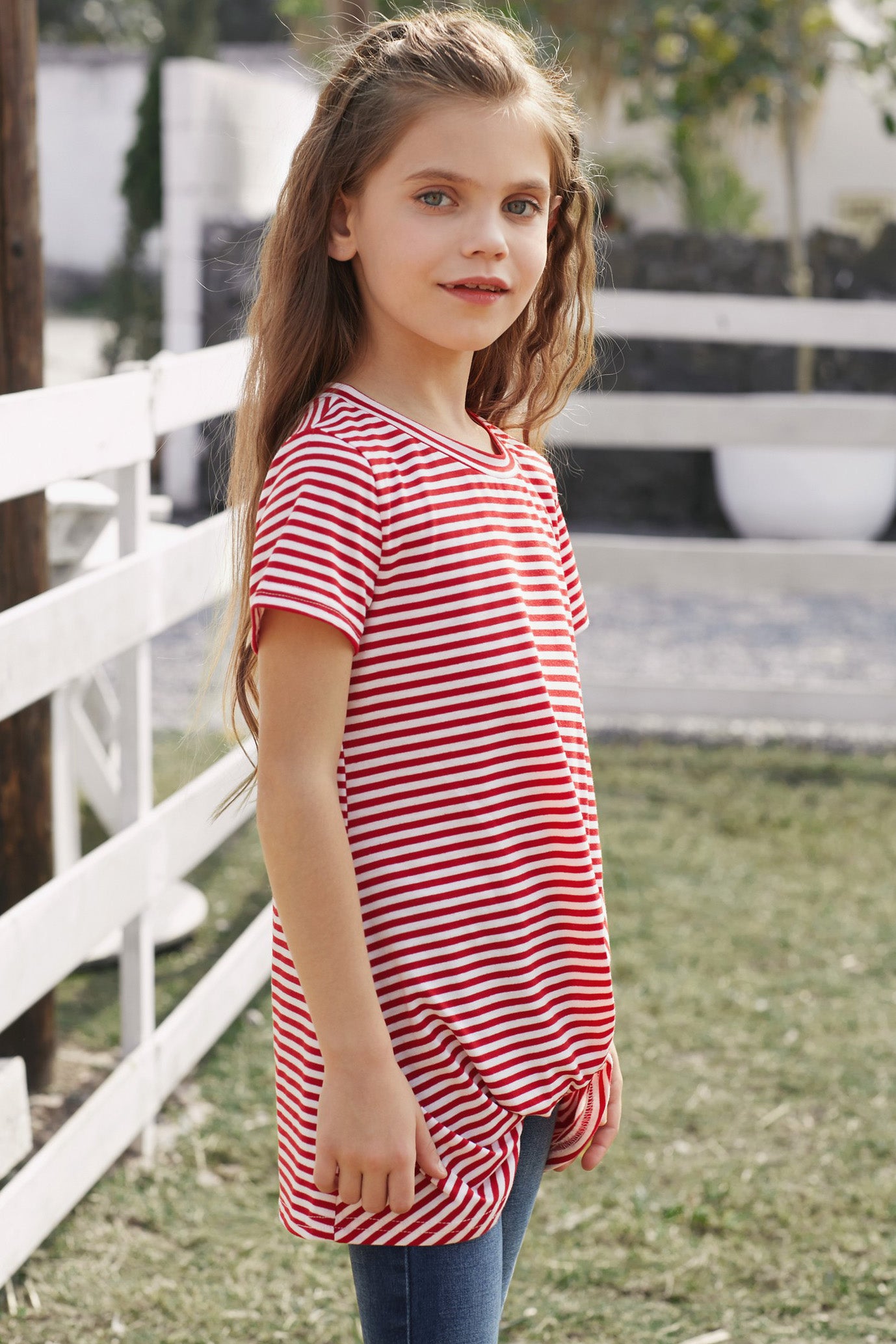 Camiseta de cuello redondo con rayas y diseño torcido para niñas