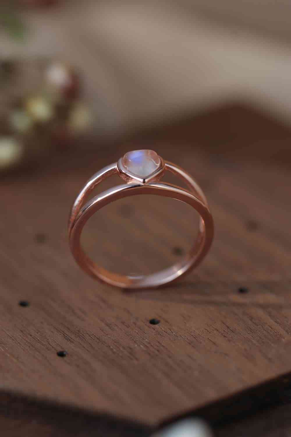 Anillo de plata de ley 925 con corazón de piedra lunar