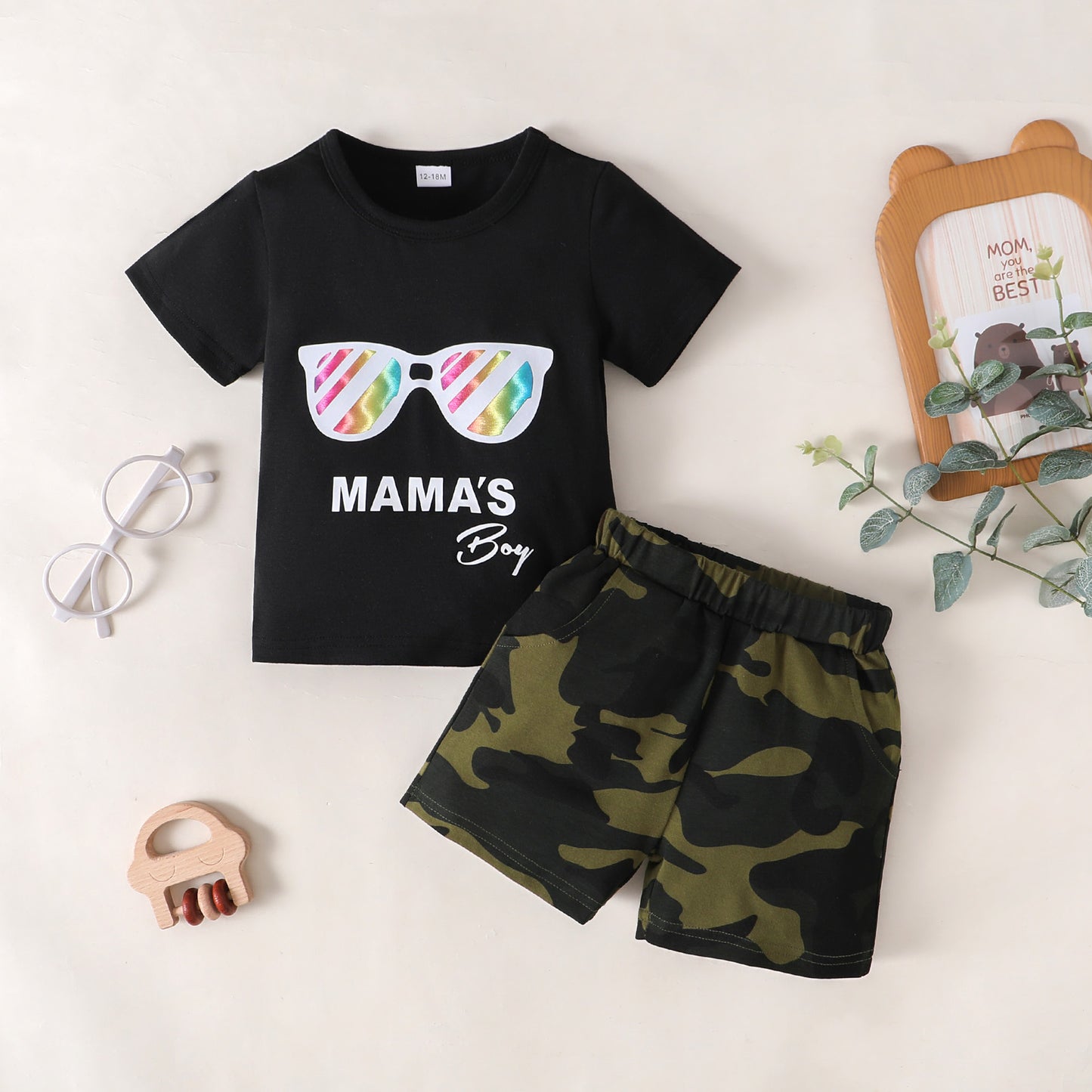 Conjunto de camiseta gráfica y pantalones cortos de camuflaje MAMA'S BOY