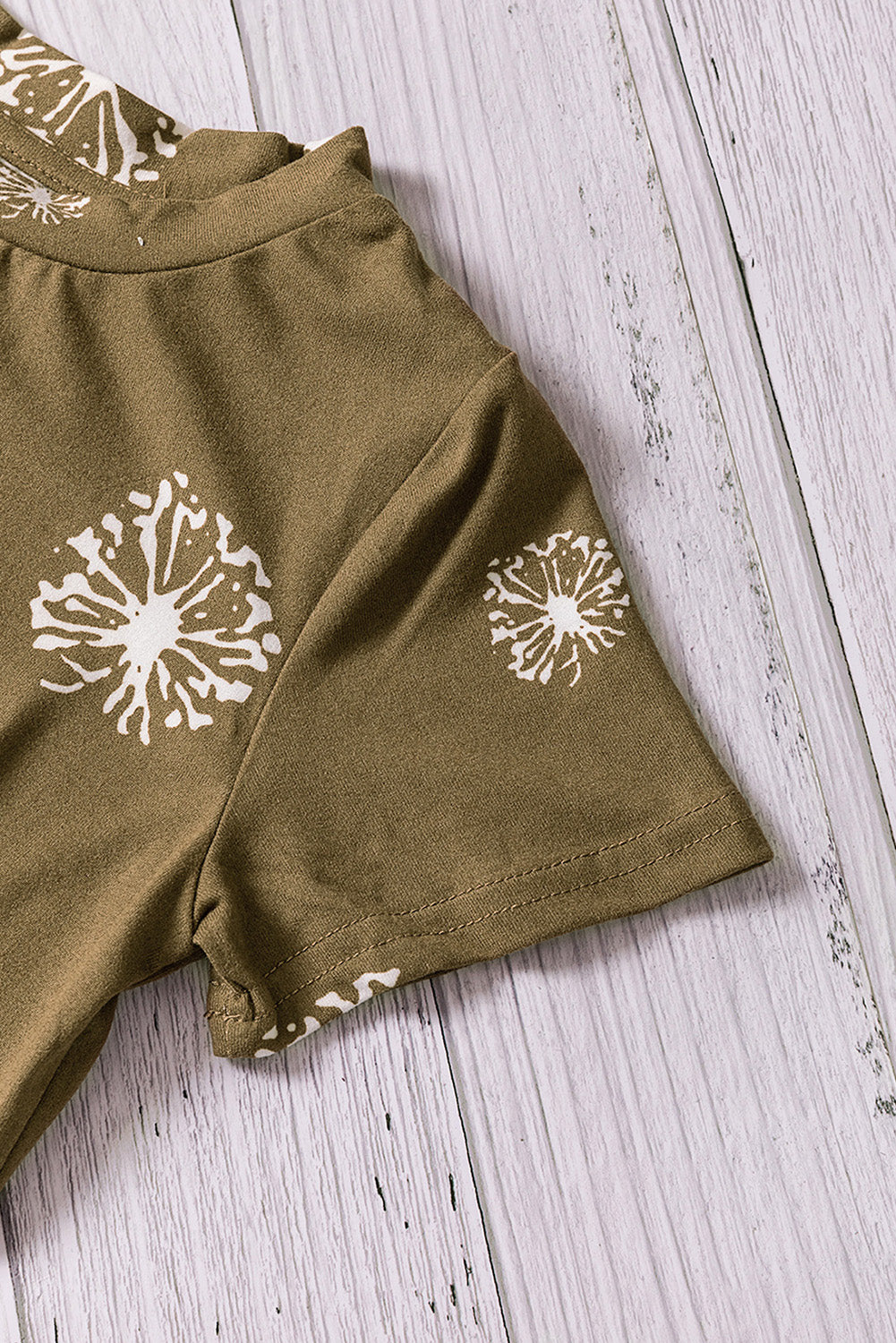 Girls, let your style bloom with this dandelion print t-shirt! Boasting 95% polyester and 5% spandex for a comfy, long-lasting fit, it's an ideal choice for 4-13 year olds!