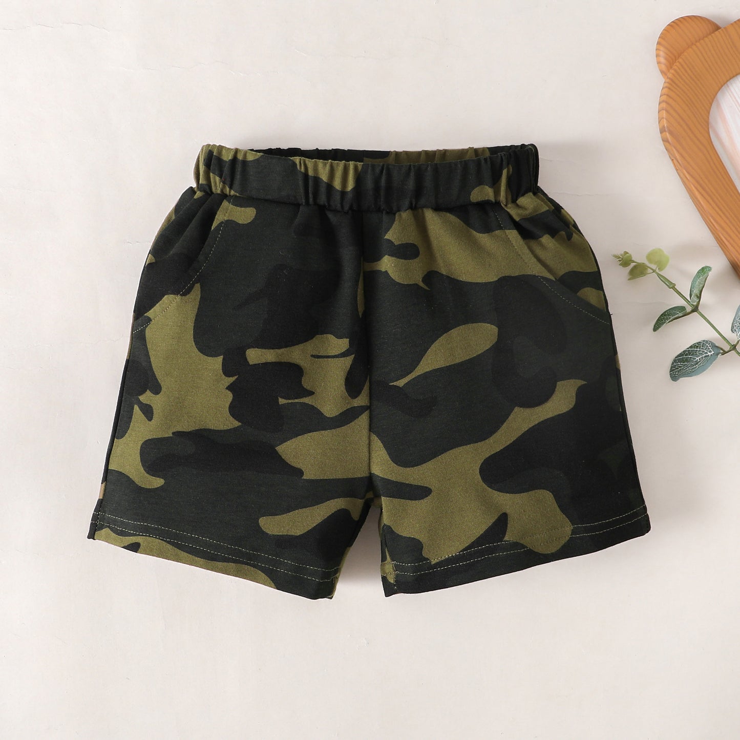 Conjunto de camiseta gráfica y pantalones cortos de camuflaje MAMA'S BOY