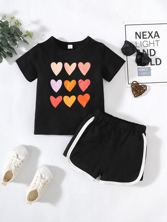 Conjunto infantil de camiseta con estampado de corazones y pantalones cortos con rayas laterales