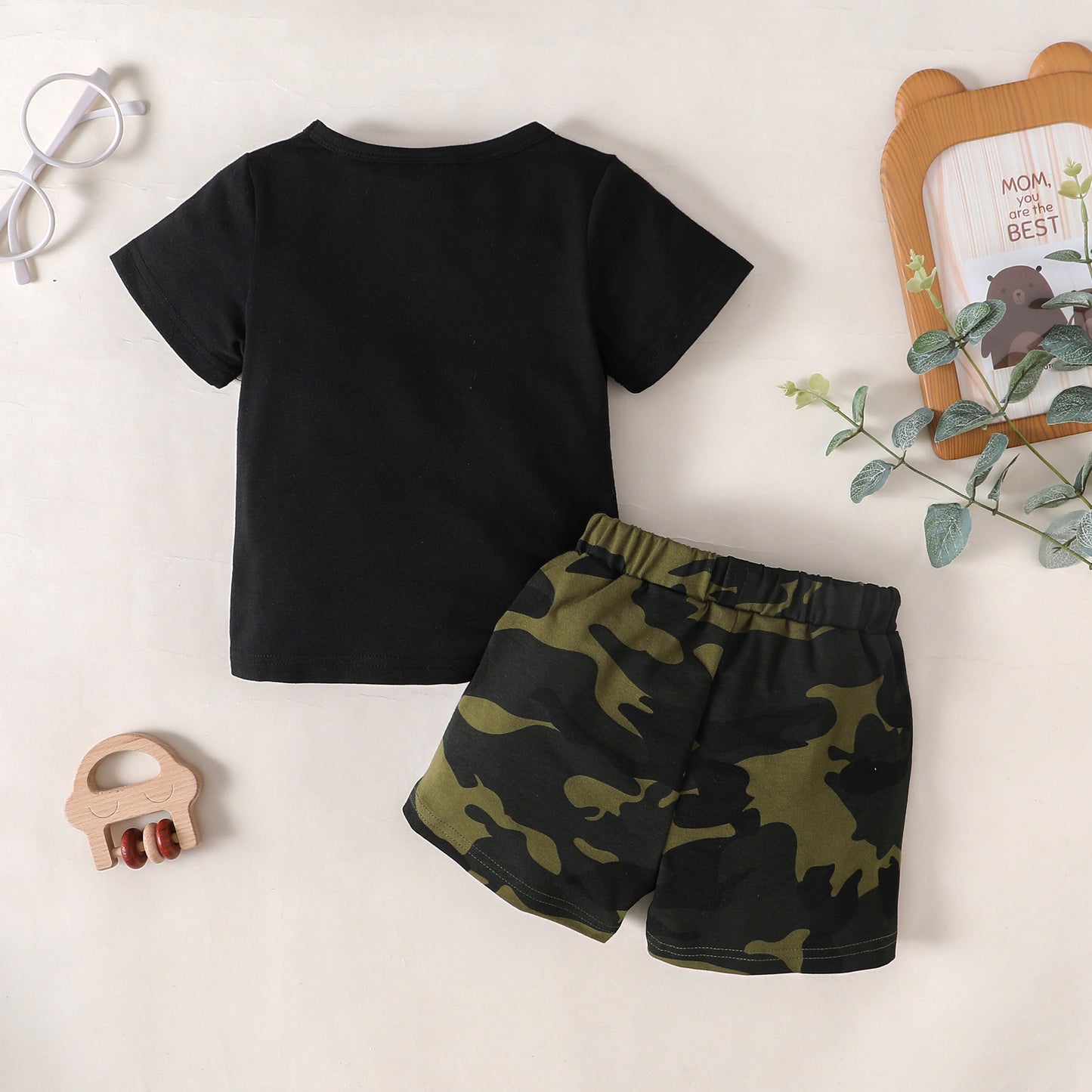 Conjunto de camiseta gráfica y pantalones cortos de camuflaje MAMA'S BOY