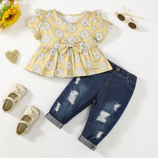 Conjunto de jeans y top babydoll con hombros con volantes florales