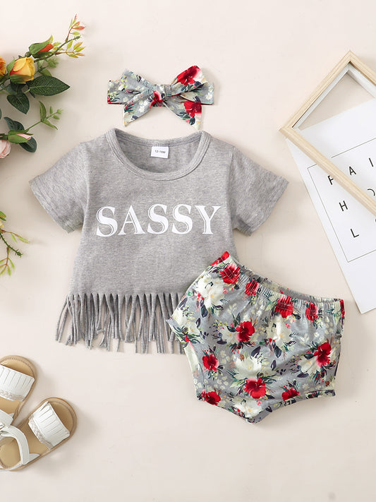 Conjunto de camiseta gráfica SASSY con detalle de flecos y pantalones cortos con estampado floral